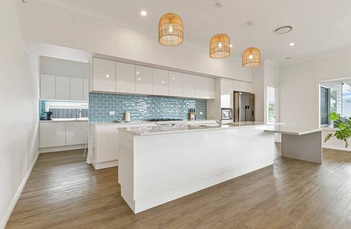 Orange House | White Haven - Luxe Abode, Mountain Views, Firepit