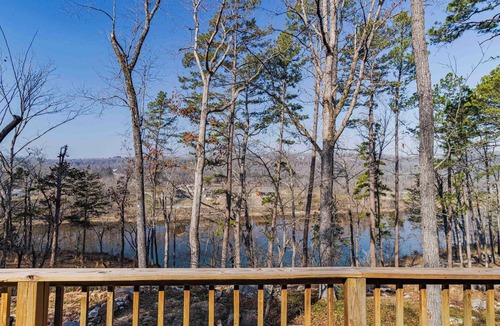 Lone Rock House | White River Escape with BBQ & Private Backyard