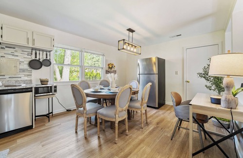 Streamwood House | Willow: 3BR - 1 BTH Stylish and Cozy House!