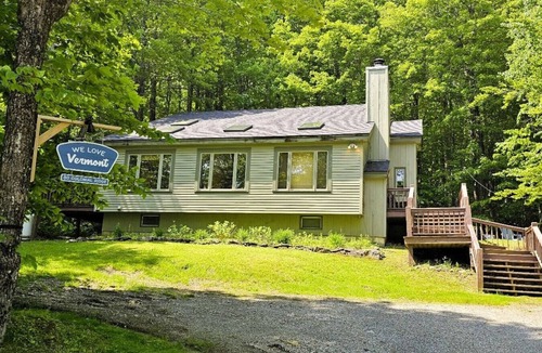 West Dover Ski Chalet | Wine Moose Hot tub Fireplace Sauna 9min to Mt Snow