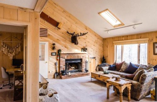 West Dover Ski Chalet | Wine Moose w Hot tub Fireplace Sauna 9min to Mt Snow