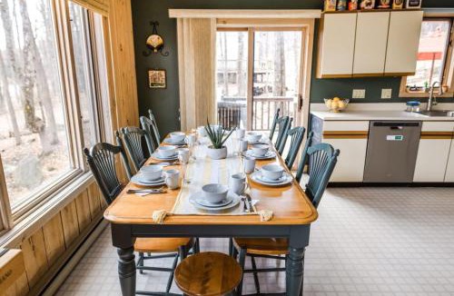 West Dover Ski Chalet | Wine Moose w Hot tub Fireplace Sauna 9min to Mt Snow