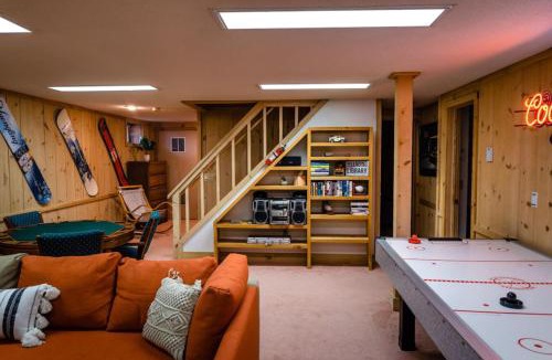 West Dover Ski Chalet | Wine Moose w Hot tub Fireplace Sauna 9min to Mt Snow