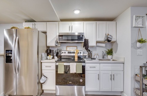 Hilltop Condo | Work & Explore Downtown Tacoma! Convenient Condo