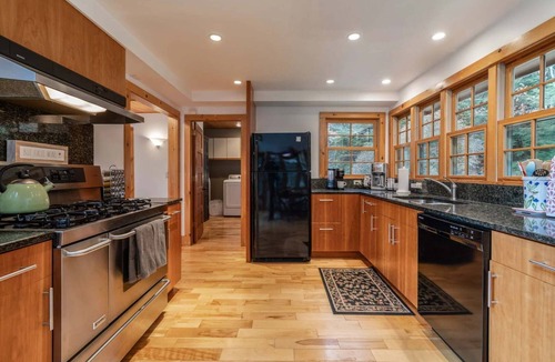 White River Junction House | Wright Reservoir Estate with Panoramic Views & 10 Acres