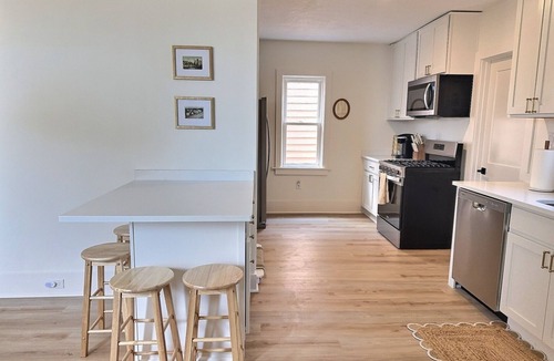 Sandusky House | Yellow House - Downtown & 7 Mins to Cedar Point