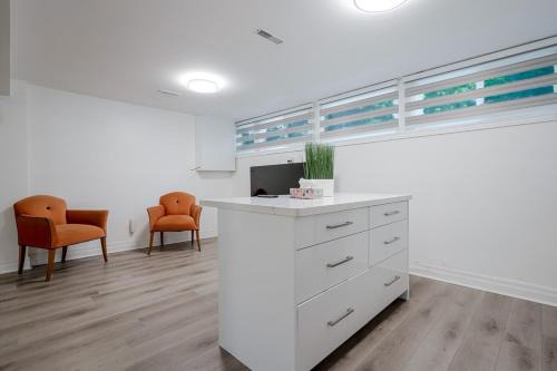 2 Bed 2 Bath Bunglow in Mississauga Yyz PortCredit