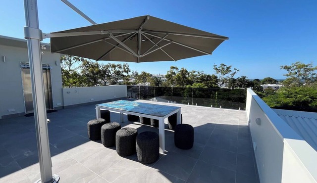 2-bedroom in beautiful Manly with cool AC breeze