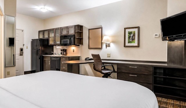 2 Modern Studios w/Free Breakfast & Wi-Fi Near LSU, Zoo & Downtown Baton Rouge