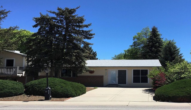 3 br house, decks, mountain view, courts, lake, playgrounds, 5k path around lake
