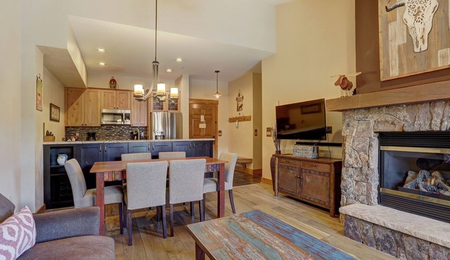 3Br Sweeping Snowcapped Views + Expansive Balcony - Sleeps 8