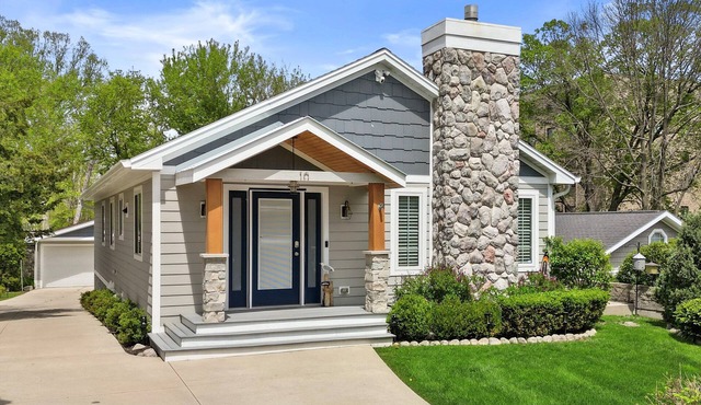 3rd House from the Lake! Ideal Location! Walk to Beach, Pier 290 Gage Marine