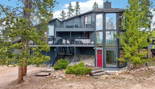 4 bedroom mt retreat, mt views, 2 living rooms, large deck