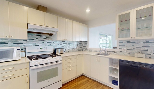 4 Seasons Lake Front Cottage with direct access to Lake Simcoe. 50 mins to T.O.
