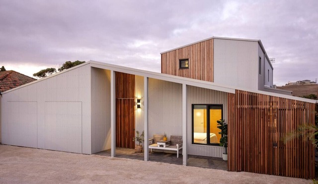 4BR Passive House, sleeps 8, 2.5kms from CBD/Beach
