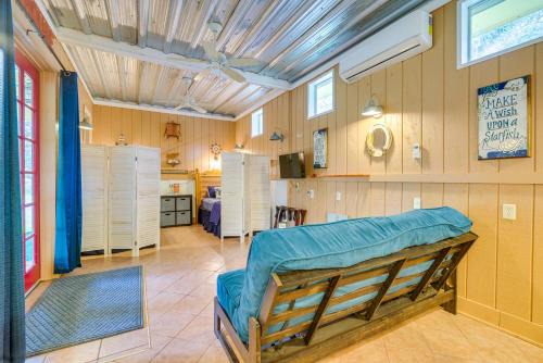 5 Mi to Beach: Inglis Studio w/Patio & Grill!