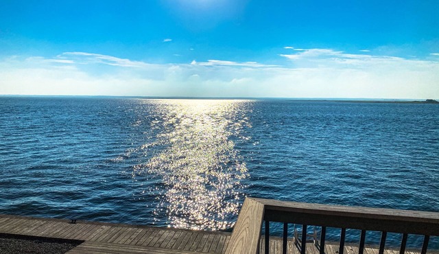 6bdrm Unobstructed Bay Front Views Minutes from the Beach