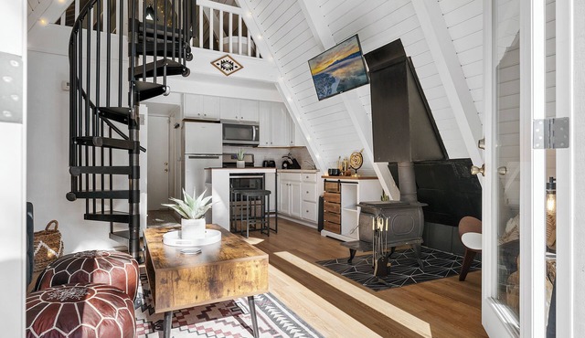 A-frame Couples Retreat, Escooters, HotTub, SUPboards, Kayak, EV Charging