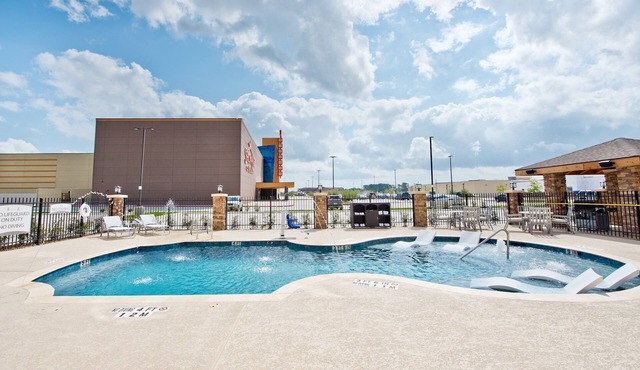 Accessible 2BR Suite, King + 2 Queens, Tub