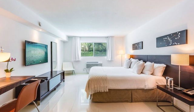 Accessible Studio with King Size Bed Kitchenette, Steps Away from Bal Harbour Beach in Bal Harbour