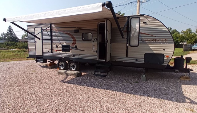 Adventure Awaits! Spacious Camper, Off-Grid Experience