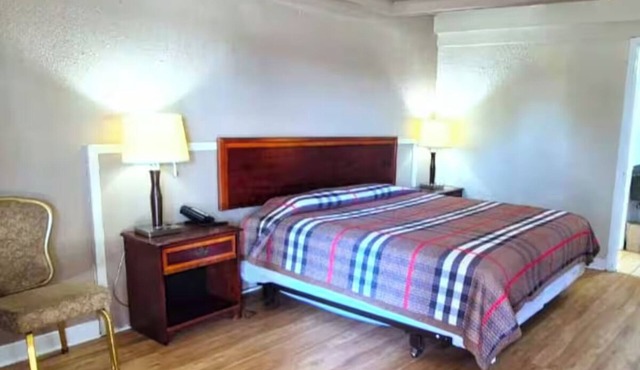 Affordable Stay Near Midway Airport – King-Size Comfort + Convenient Location