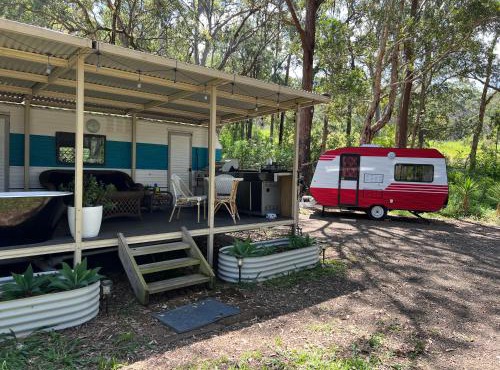 Alice & Elvis, Crescent Head, Retro Caravans with Deck, Bathroom & Outdoor Bath in a Bush Setting near the Beach
