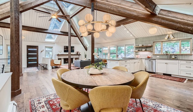Alpine Modern 3BR 2.5BA, hot tub, near hiking trails CU and downtown