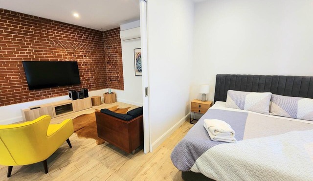 Bank Teller 1 Bedroom Apartment Close to Semaphore beach
