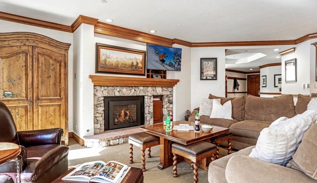 BC Lodge at Covered Bridge with Pool, Hot Tub, Fitness Room, Fireplace, AC