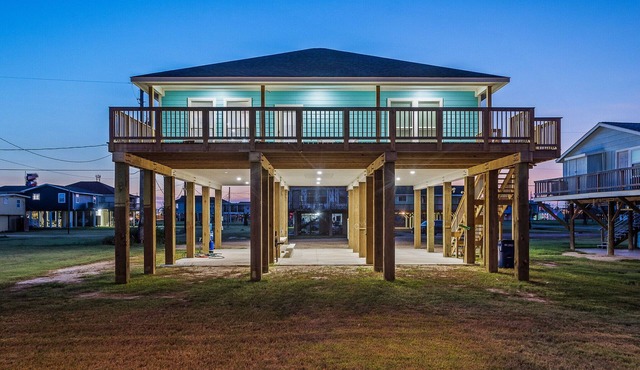 Beachfront Oasis - Lots of Amenities!