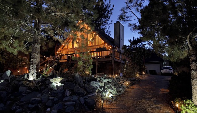 "Bearly Behaving" Cozy 4 bedroom cabin in the ski resort of Wrightwood, CA