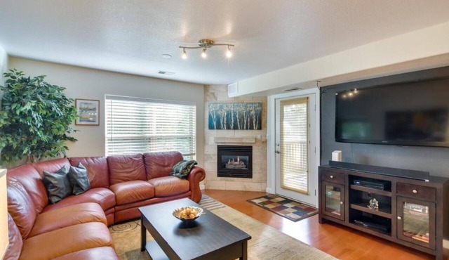 Beautiful Mountain Condo 10 Minutes from Beaver Creek, BBQ