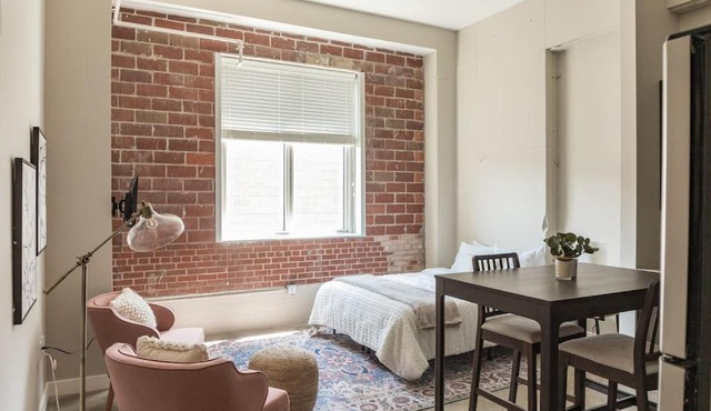 Beautiful Studio Downtown with Rooftop and Gym