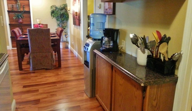 Beautiful Villa Close to All St. Louis Attractions! Under 4 miles to Six Flags!
