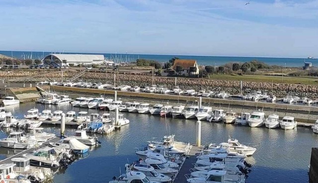 BEAUTIFUL WATERFRONT APARTMENT - BREATHTAKING MARINA AND SEA VIEWS!