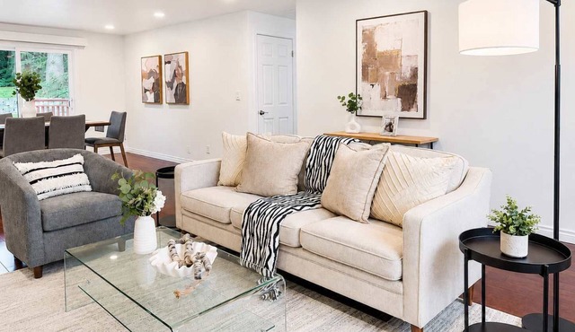 Bellevue Pet friendly Home, Fenced Yard