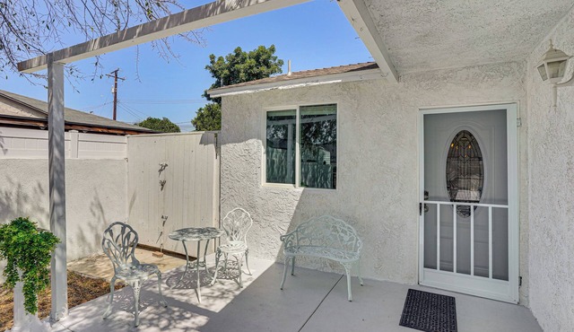 Between LA & Orange County: Quiet Getaway w/ Patio