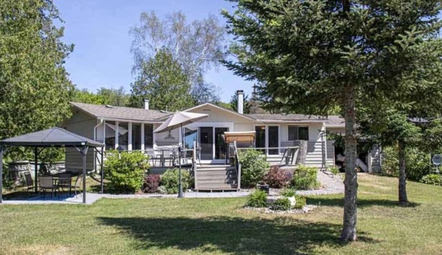 Between the Locks - Affordable 3Br Waterfront Cottage - Pet-Friendly