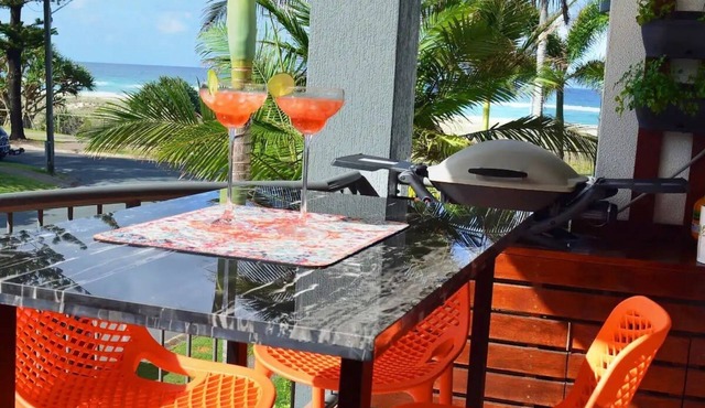 Bilinga Bliss - Luxury chic beachfront apartment. All Inclusive.
