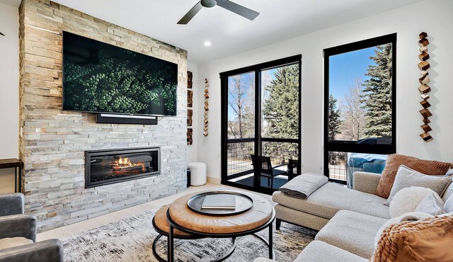 Blue River Views - Mountain/Modern with Private Hot Tub