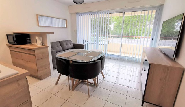 Bright, comfortable apartment 100m from the beach and close to shops