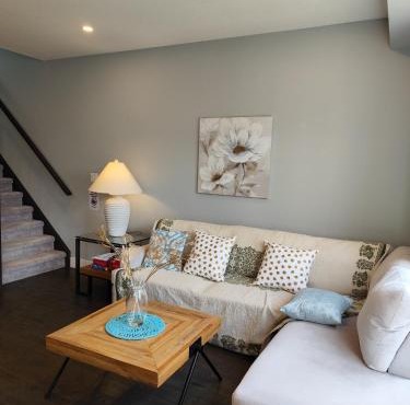 Bright Master Queen Room in London near Western Costco T&T