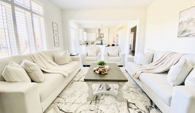 Bright, modern, spacious home with fireplace, near gorgeous lakes & skiing
