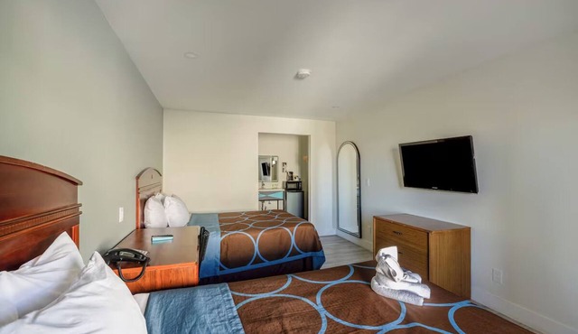 Budget-Friendly Room w/2 Queen Beds Near Calico Ghost Town - 4 Rooms