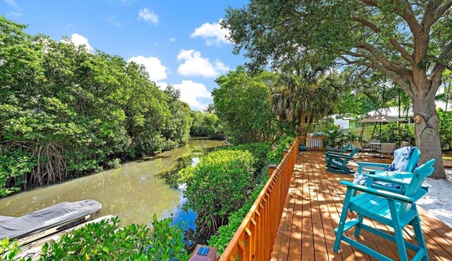Castaways, Riverfront Oasis Kayak And Paddleboard