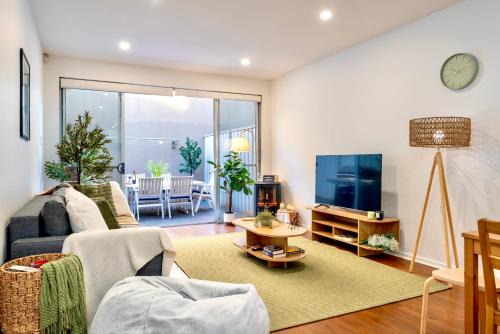CBD villa, King Suite, Garage, BBQ, Pets, Walk Everywhere