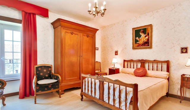 “Chambre Rose” Guest Room with Shared Terrace, Garden & Wi-Fi