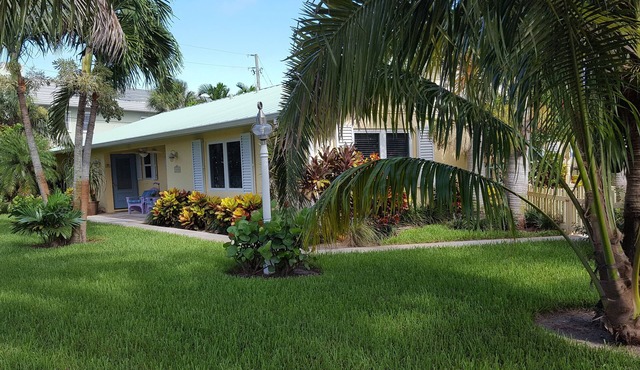 Charming 2/1 Tropical Getaway - Walk to Beach