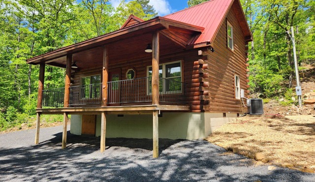 Charming 2-bedroom cabin on Little Red River with WiFi, AC in serene Marshall
